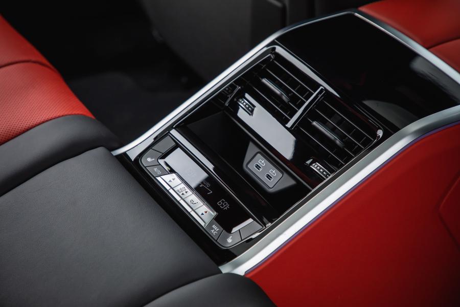 Детали интерьера BMW M850i xDrive Gran Coupe (G16) 2019 года  (NA) (фото 13 из 35)